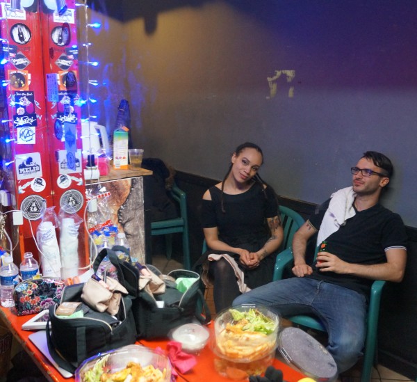 Marcia & Jamie en loge (The Skints)