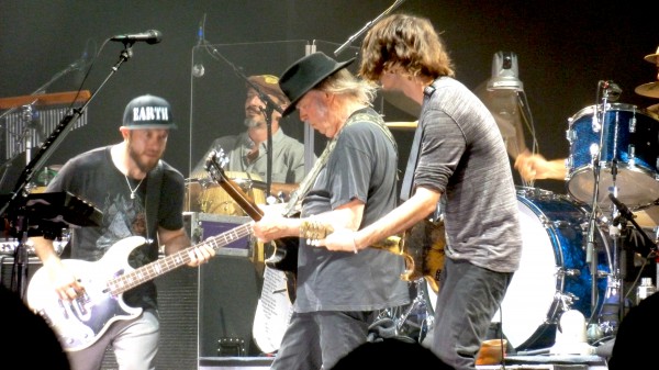Neil Young, concert, folk, country, rebel tour, monsanto, ogm, écologie, gretsch, gibson les paul