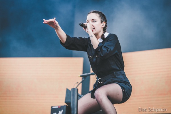 Jain, main square, festival, arras, elise schipman