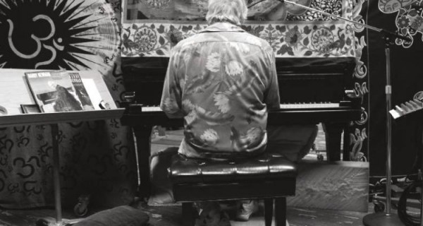 Randy Newman composant au piano (photo de son site officiel) piano, humour, jazz, comédie musicale, Vlad