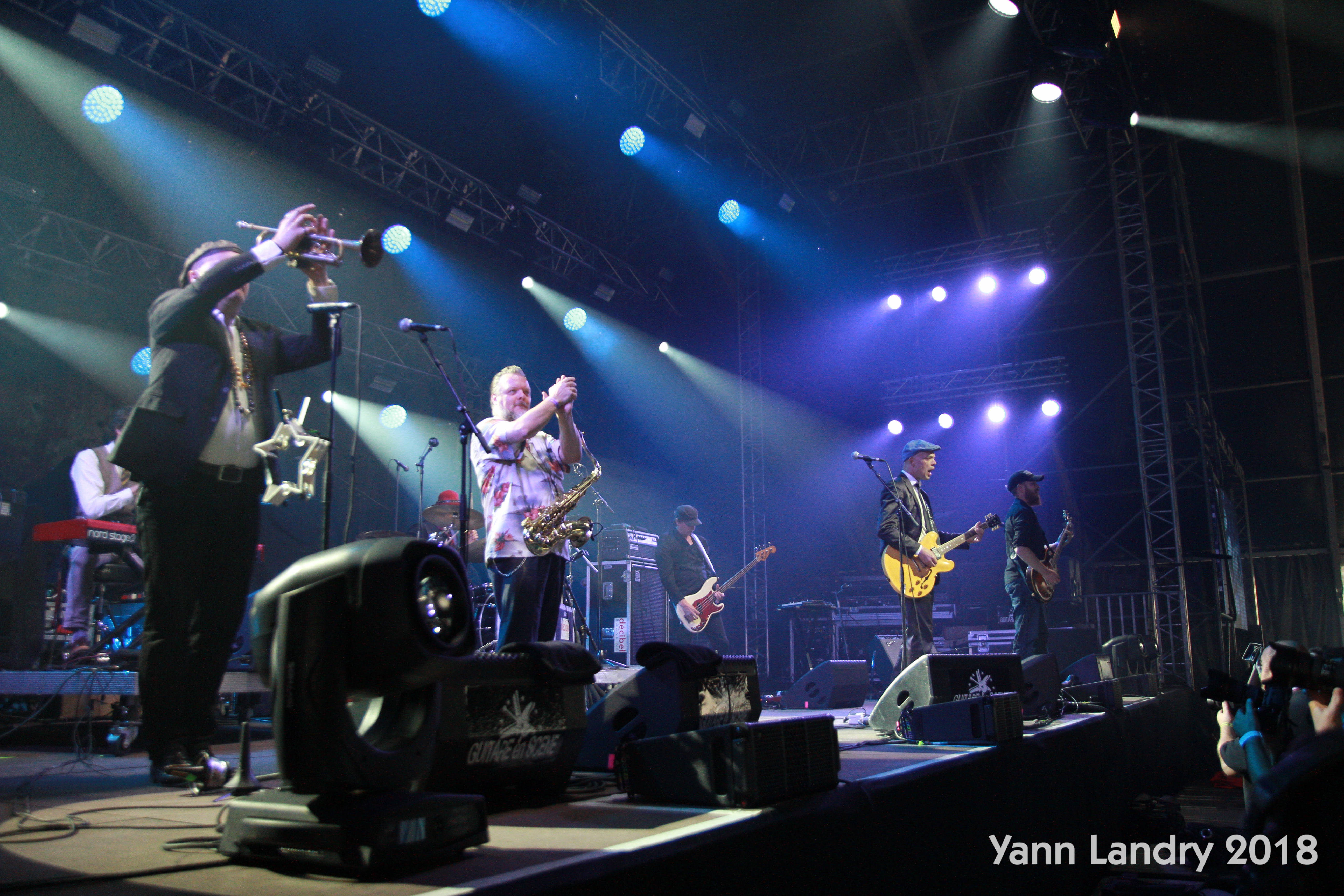 Tout le monde s'amuse, The Black Tornado, section cuivres