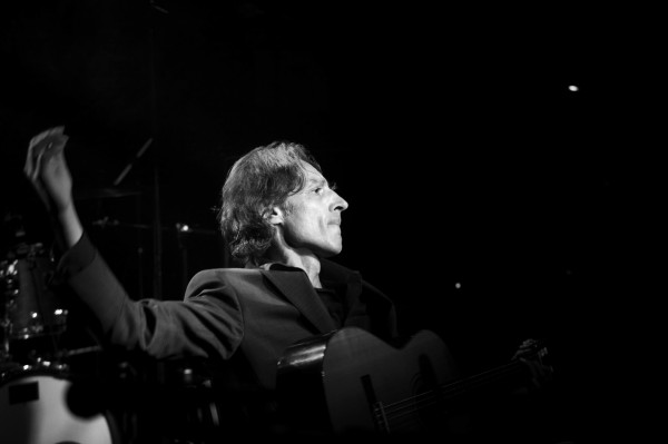 Grosse voix, minimalisme, guitare, rebetiko