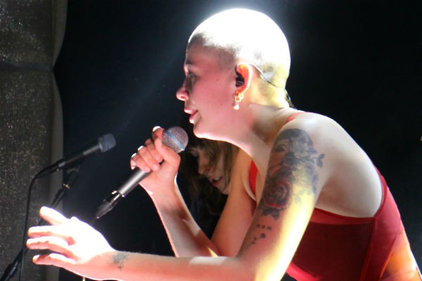 Concert, Paris, rouge, voix grave, boule à  Z