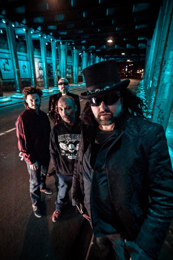 Blues, allemand, français, la pesanteur du groove avec un beau chapeau