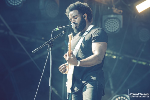 Alice Merton's guitarist