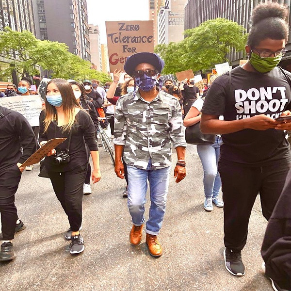 Taj Weekes au coeur des manifestations. Crédit photo Angela Serieux-Weekes