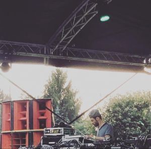 Roots Raid au No Logo